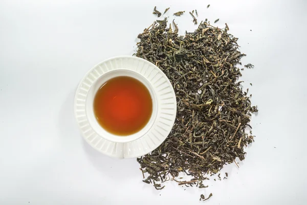 Una taza de té blanco y hojas de té secas —  Fotos de Stock