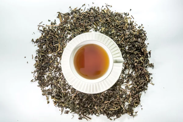 Taza blanca de té con hoja de té seca —  Fotos de Stock