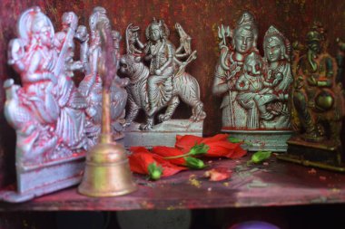 İbadet odasındaki küçük gümüş ilahi heykel