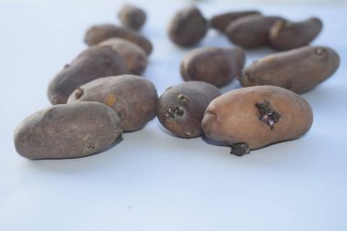 Yakın plan çekimden beyaz zemin üzerinde taze patates.