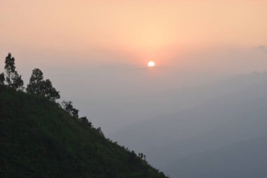 Doğal Günbatımı Saha ya da Meadow 'da. Parlak Dramatik Gökyüzü ve Karanlık Yer. Sunset Dawn Sunrise 'da Renkli Gökyüzü Altında Kırsal Manzara. Sun Over Skyline, Horizon. Sıcak Renkler.