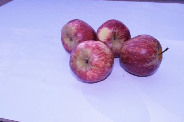 Tamamen yenilebilir taze kırmızı elmalar.