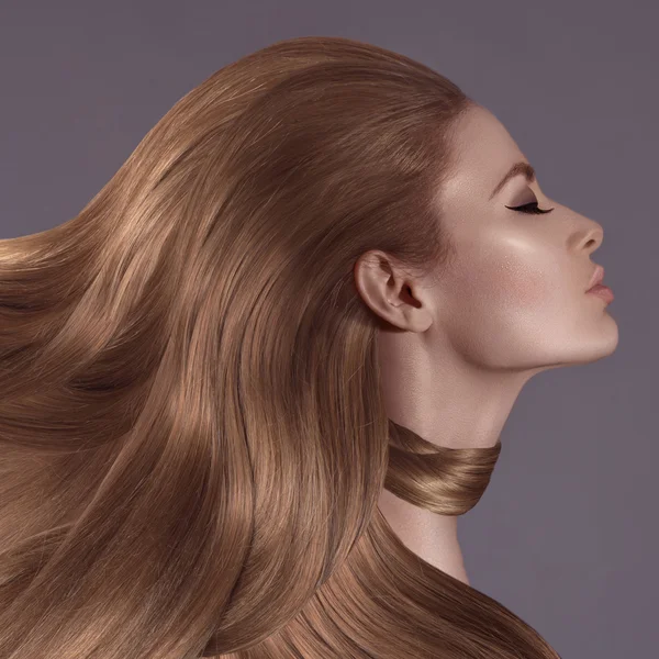 La ragazza con i capelli lunghi — Foto Stock