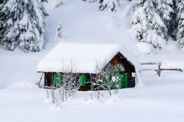Dolomites'in karda küçük dağ evi