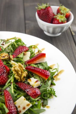 Çilek, roket salata, parmesan peyniri, w ile bahar salatası