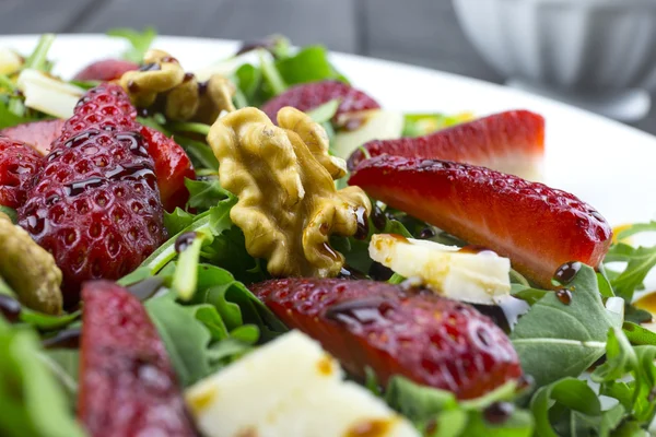 Çilek, roket salata, parmesan peyniri, w ile bahar salatası