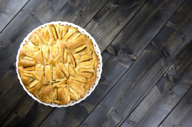 Geleneksel İtalyan elmalı turta ahşap bir masa üzerinde