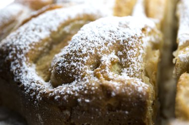 Geleneksel İtalyan elmalı turta ahşap bir masa üzerinde