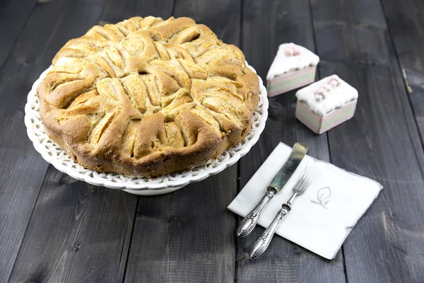 Torta de maçã italiana tradicional em uma mesa de madeira — Fotografia de Stock