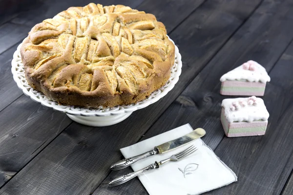 Tarta de manzana italiana tradicional sobre una mesa de madera —  Fotos de Stock