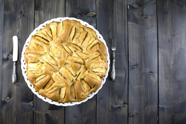 Традиційний італійський яблучний пиріг на дерев'яний стіл — стокове фото