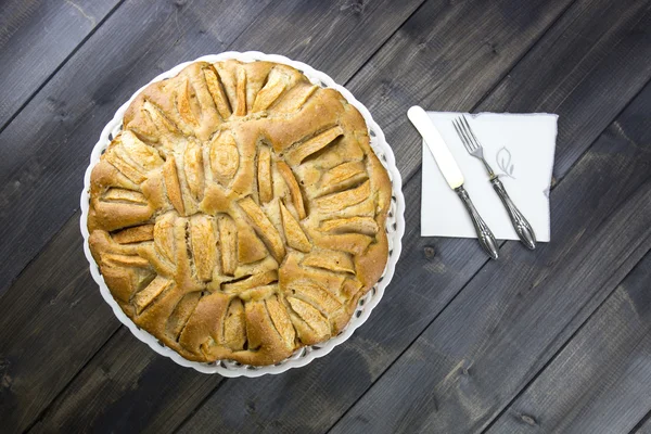 Traditional italian apple pie on a wooden table — Stock Photo, Image