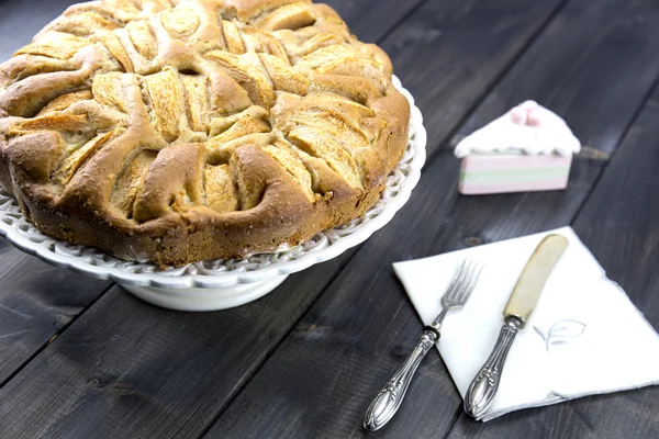 Tarta de manzana italiana tradicional sobre una mesa de madera —  Fotos de Stock