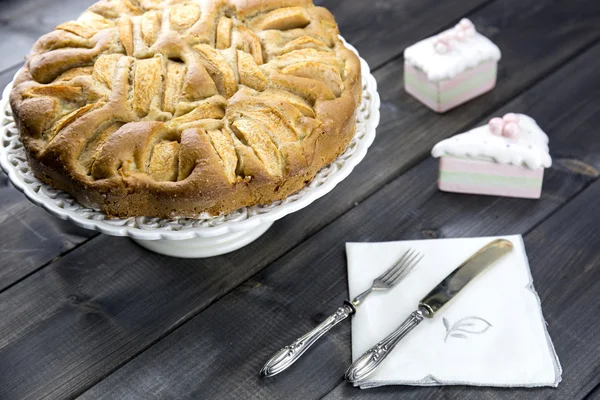 Традиционный итальянский яблочный пирог на деревянном столе — стоковое фото
