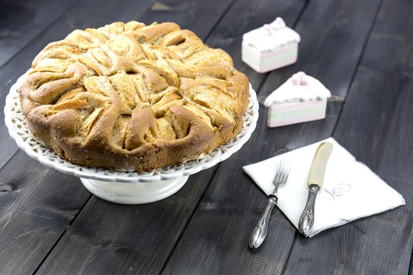 Tarta de manzana italiana tradicional sobre una mesa de madera —  Fotos de Stock