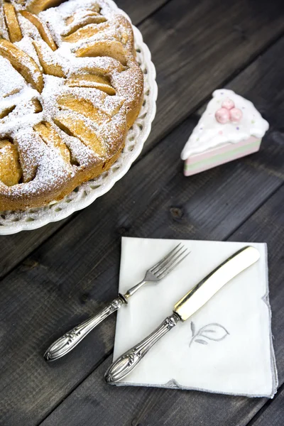 Tarta de manzana italiana tradicional sobre una mesa de madera — Foto de Stock