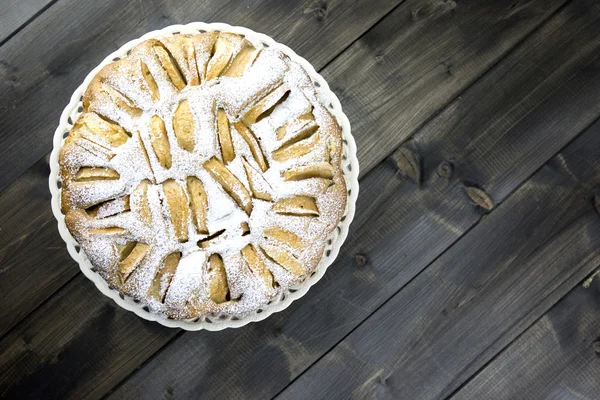 Torta de maçã italiana tradicional em uma mesa de madeira — Fotografia de Stock