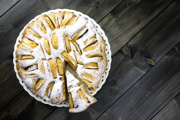 Tarta de manzana italiana tradicional sobre una mesa de madera —  Fotos de Stock