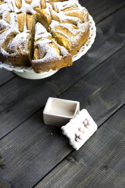 Tarta de manzana italiana tradicional sobre una mesa de madera — Foto de Stock