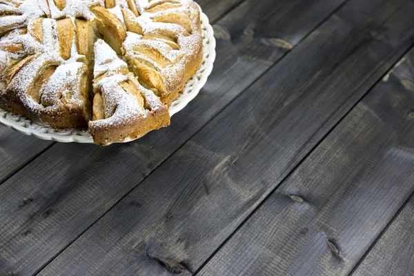 Tarta de manzana italiana tradicional sobre una mesa de madera — Foto de Stock