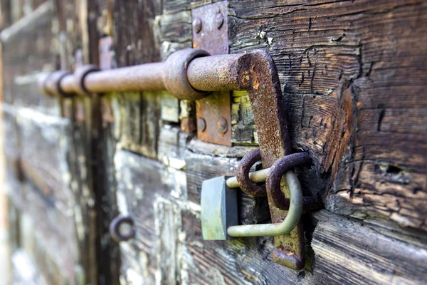 Παλιές ξύλινες πόρτες και κλειδαριά κλειδιών — Φωτογραφία Αρχείου
