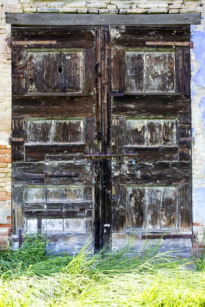 Stare drzwi opuszczony dom — Zdjęcie stockowe