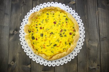 Biber, soğan, havuç, kabak ile tuzlu pasta