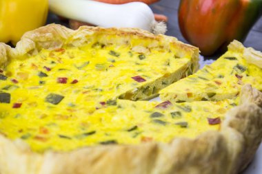 Biber, soğan, havuç, kabak ile tuzlu pasta