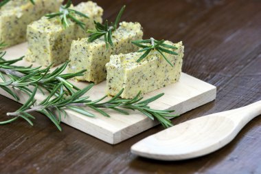 İtalyan peynir ve biberiye ile pişmiş polenta
