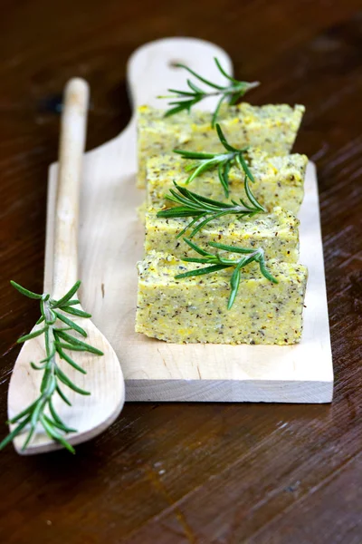 İtalyan peynir ve biberiye ile pişmiş polenta — Stok fotoğraf