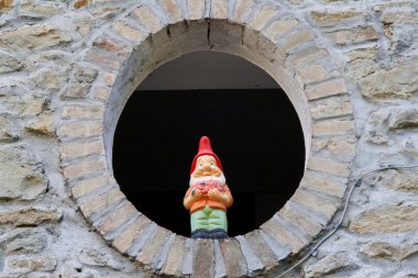 Pencerenin dışındaki cüce