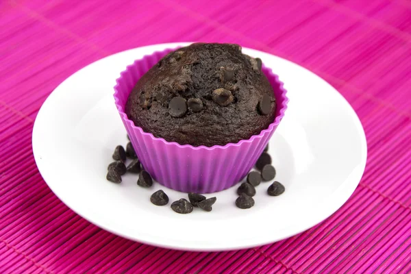 Close up de muffins de chocolate em um placemat de madeira e rosa — Fotografia de Stock