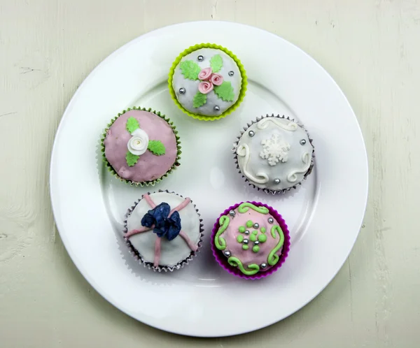 Πέντε διακοσμημένα muffins στο άσπρο πιάτο — Φωτογραφία Αρχείου