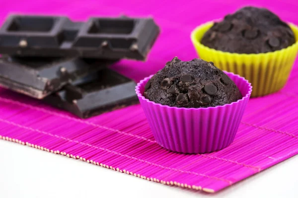 Muffins σοκολάτας σε μια placemat ξύλινα και ροζ σε κοντινό πλάνο — Φωτογραφία Αρχείου
