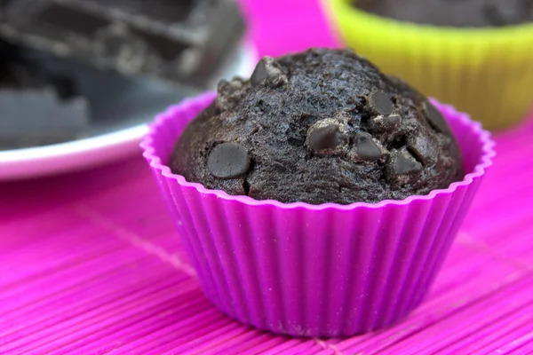 Close up van chocolade muffins op een houten en roze placemat — Stockfoto