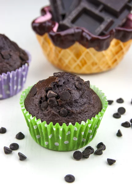Close up van chocolade muffins op een witte tafel — Stockfoto