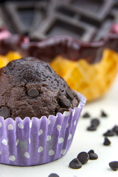 Close up de muffins de chocolate em uma mesa branca — Fotografia de Stock