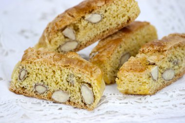 Beyaz masaya cantucci