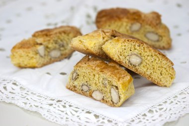 Beyaz masaya cantucci