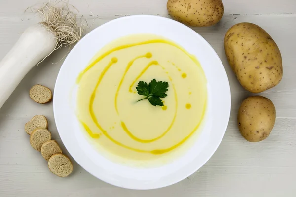 Italiensk potatis och purjolök soppa — Stockfoto