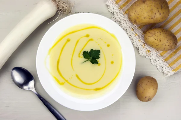 Italiensk potatis och purjolök soppa — Stockfoto