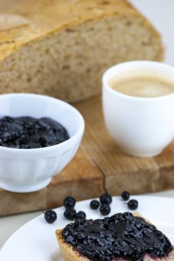 Ayrılmaz ekmek ve kahve ile ev yapımı yaban mersini reçeli