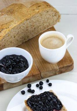 Ayrılmaz ekmek ve kahve ile ev yapımı yaban mersini reçeli