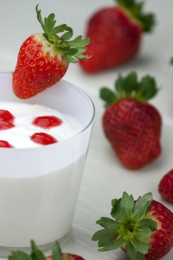 çilek kremalı taze yoğurt'ın Mus