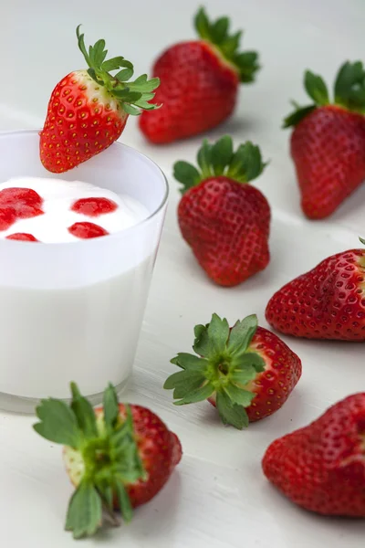 草莓奶油新鲜酸奶慕斯 — 图库照片