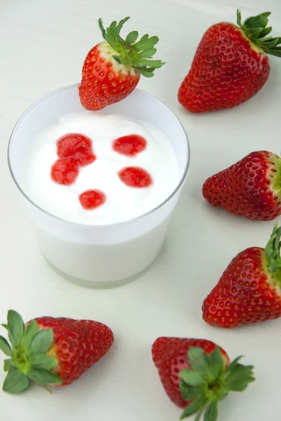 Мус зі свіжого йогурту з полуничним кремом — стокове фото