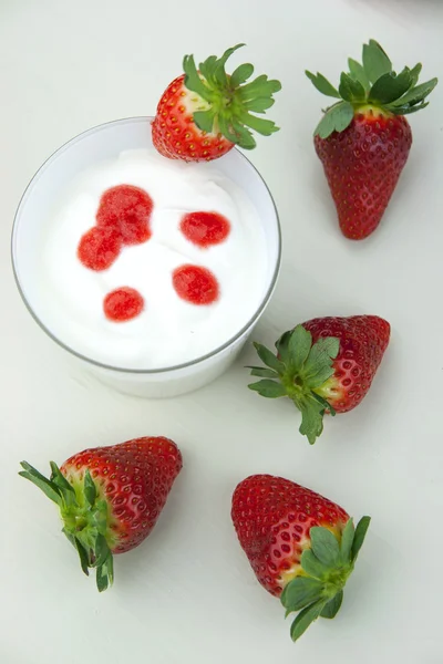 Mousse de yogur fresco con crema de fresa — Foto de Stock