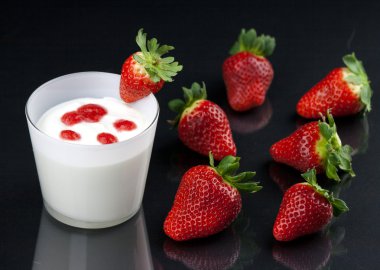 çilek kremalı taze yoğurt'ın Mus