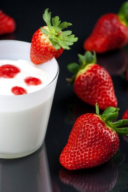 çilek kremalı taze yoğurt'ın Mus