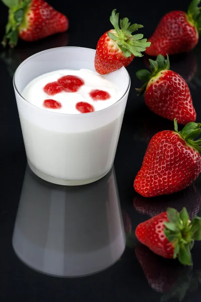 草莓奶油新鲜酸奶慕斯 — 图库照片